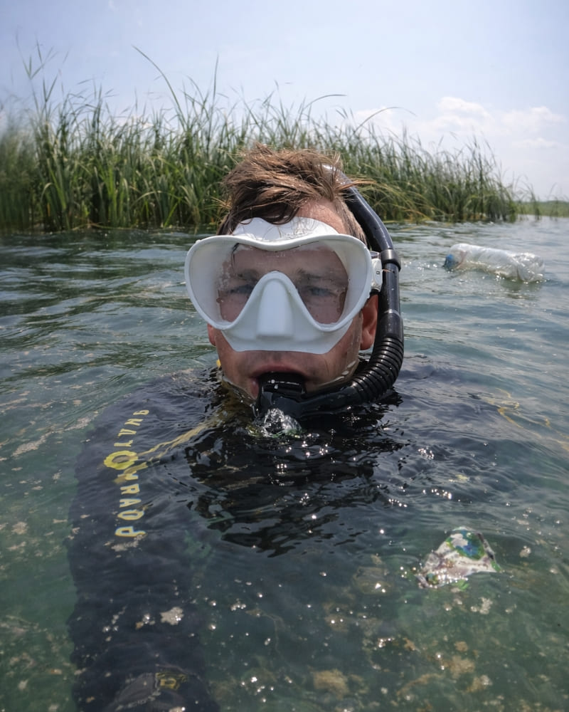 Schnorchler an der Wasseroberfläche in einem natürlichen Gewässer