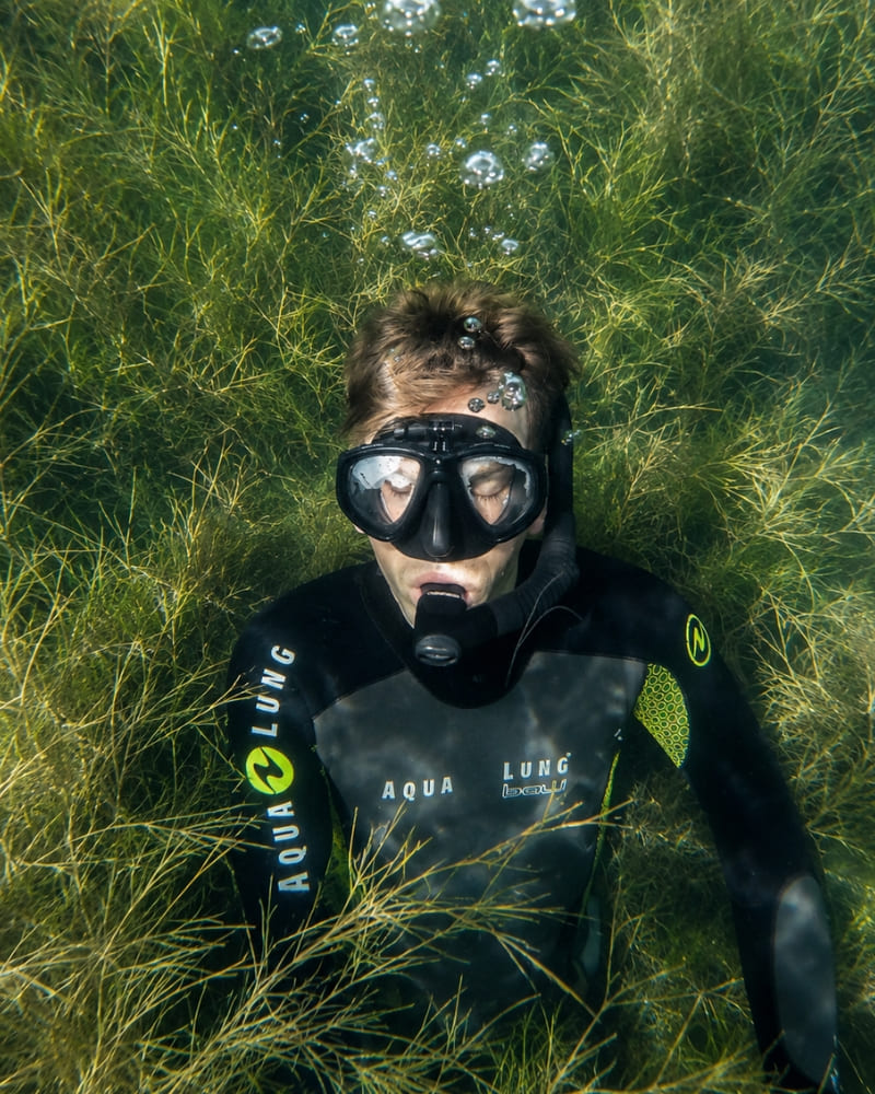 Schnorchler unter Wasser in einem klaren See mit sicherer Wasserlage